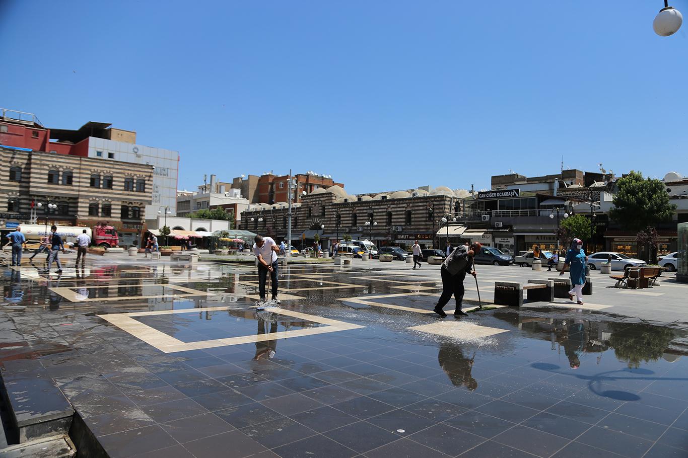 Diyarbakır’da cuma namazı öncesi namaz kılınacak alanlar temizlendi Diyarbakır’da cuma namazı öncesi namaz kılınacak alanlar temizlendi